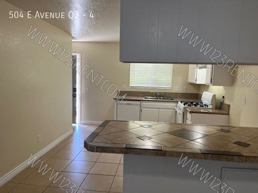 504 E Avenue Q3 #4 - Photo 4 of 23