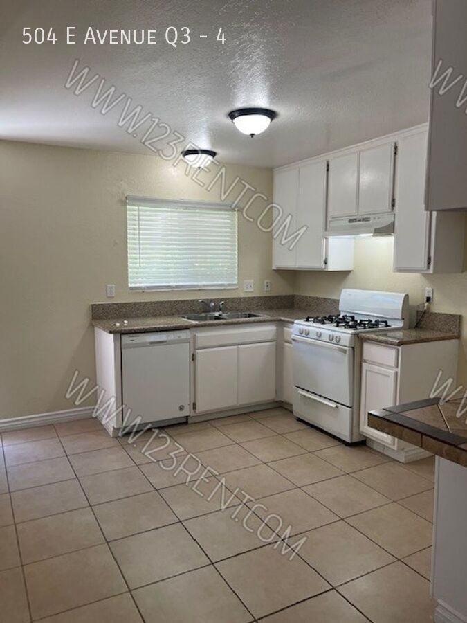 504 E Avenue Q3 #4 - Photo 5 of 23