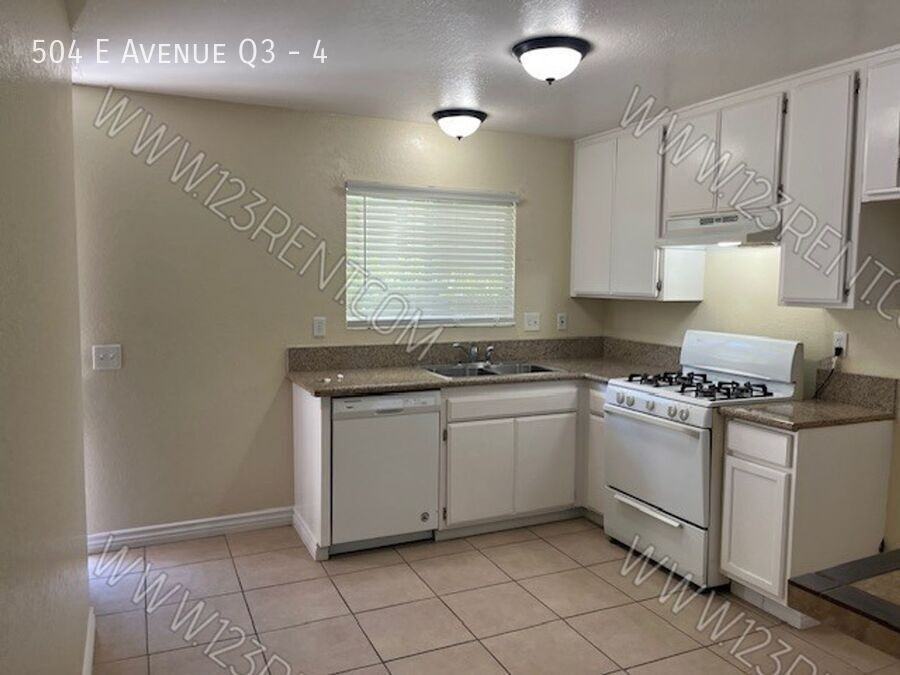 504 E Avenue Q3 #4 - Photo 7 of 23