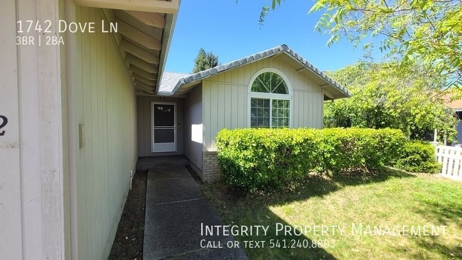 1742 Dove Ln - Photo 4 of 23