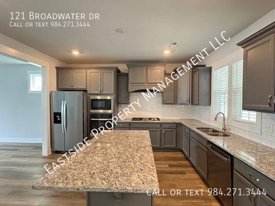 121 Broadwater Dr - Photo 4 of 28