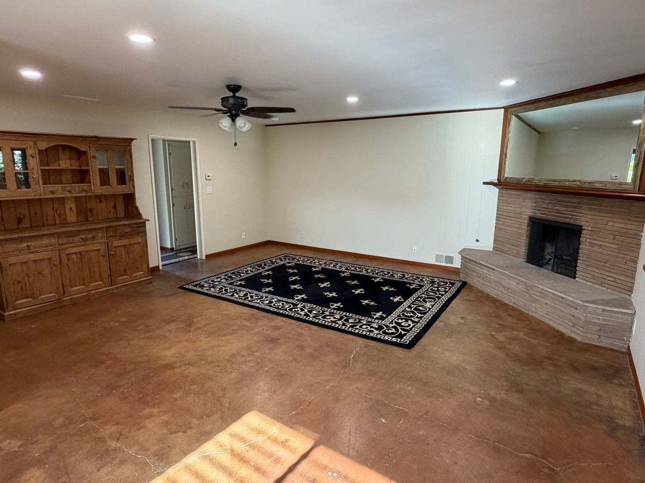 1722 Eucalyptus Dr - Photo 3 of 9