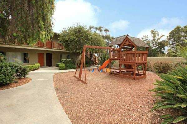 555 Greenbrier Dr - Photo 3 of 16