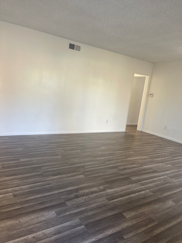 555 Greenbrier Dr - Photo 4 of 16