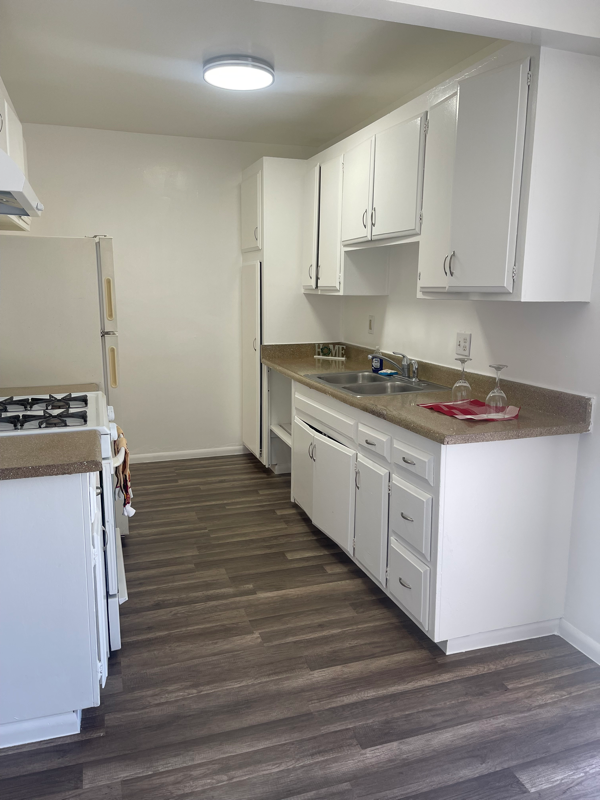 555 Greenbrier Dr - Photo 6 of 16