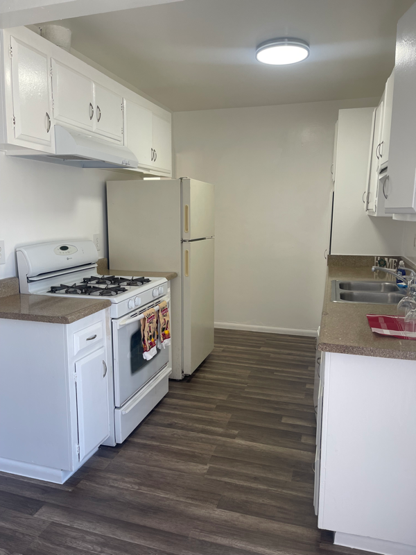 555 Greenbrier Dr - Photo 7 of 16