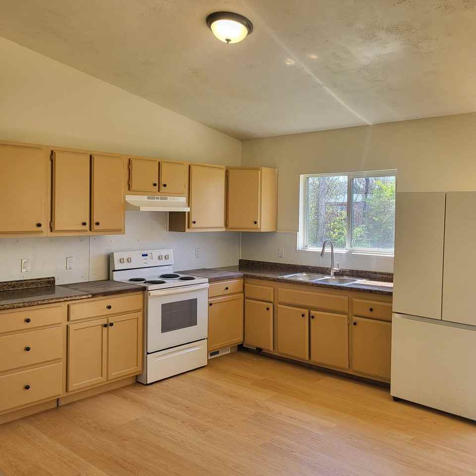 968 Chicago Ave - Photo 4 of 14