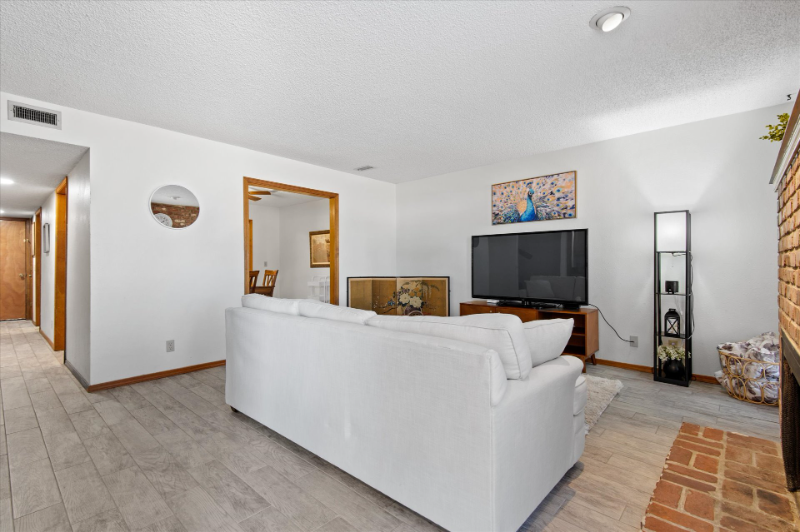 424 S Shawnee Ave - Photo 2 of 27