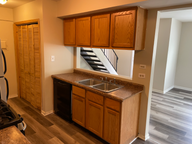 10S421 Echo Ln #2F - Photo 2 of 11