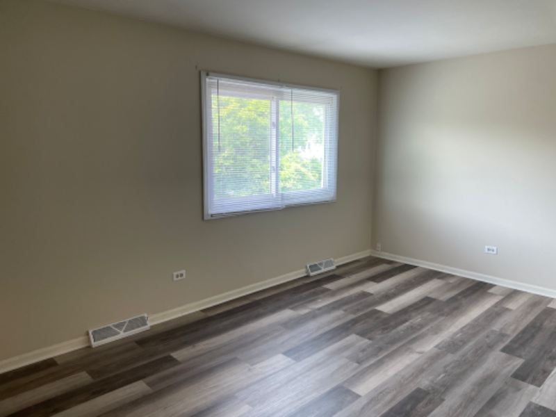 10S421 Echo Ln #2F - Photo 7 of 11