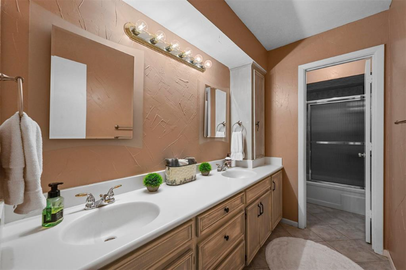 428 Park Bend Dr - Photo 2 of 4
