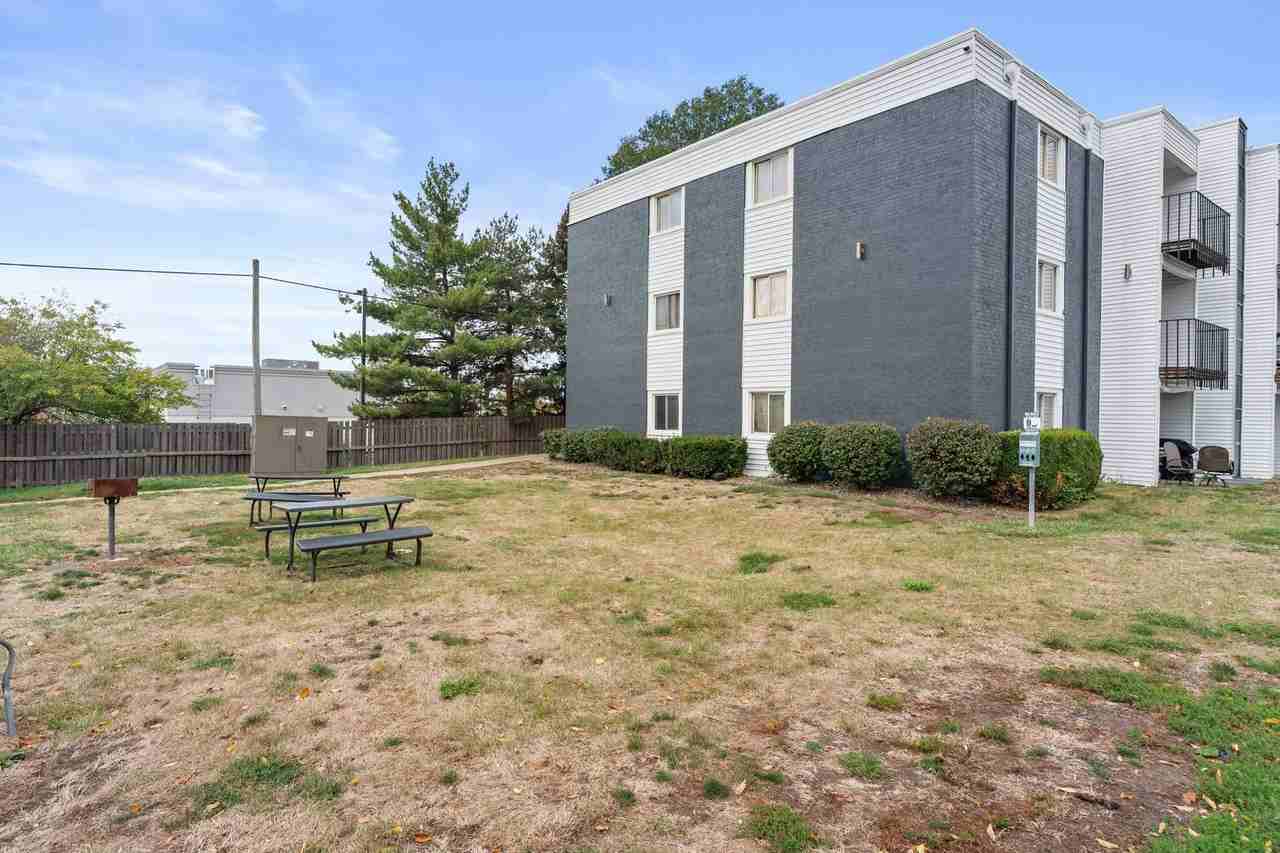 Crossroad Apartments - Photo 2 of 4