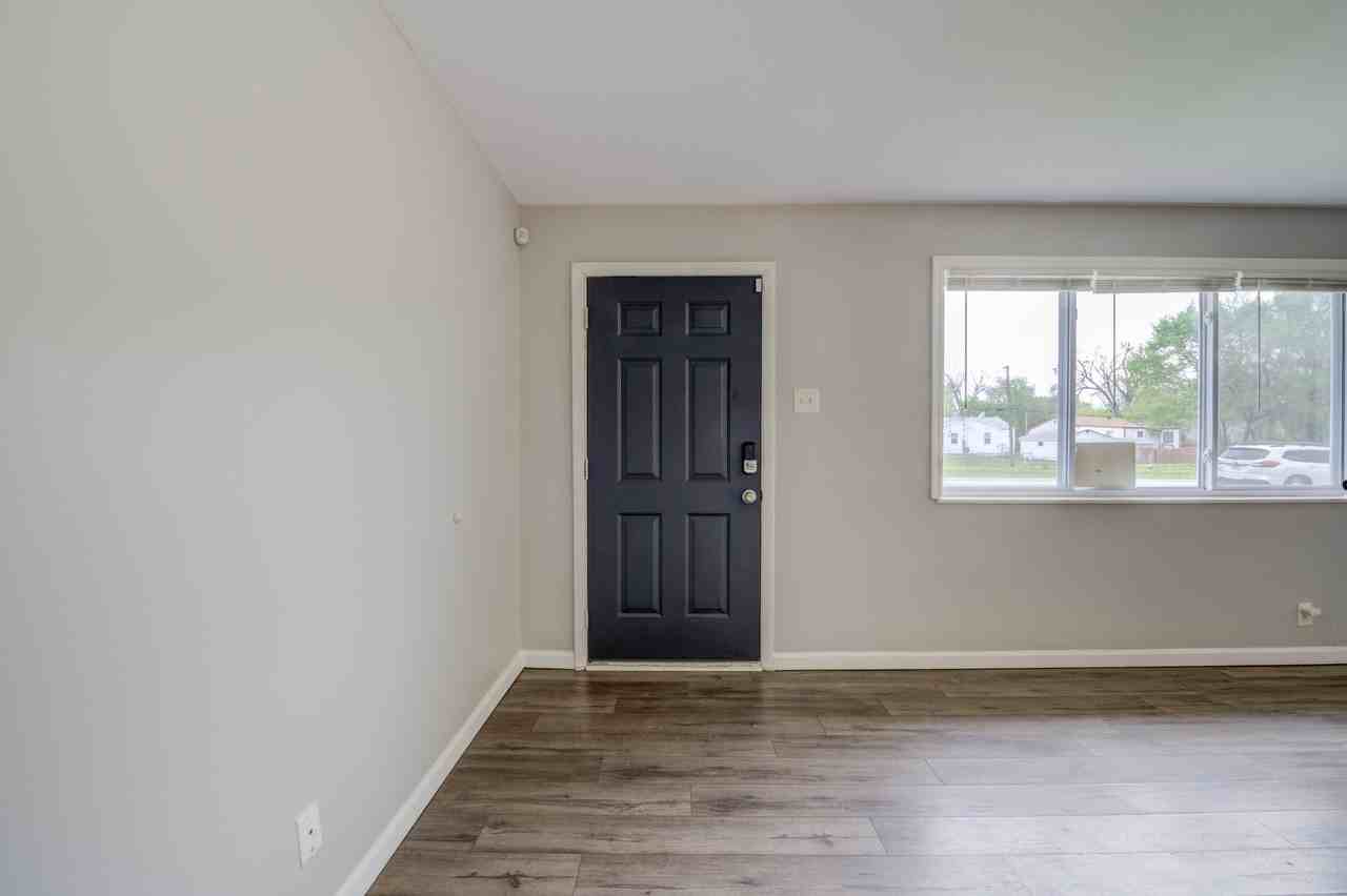 10742 Tropic Dr - Photo 3 of 11