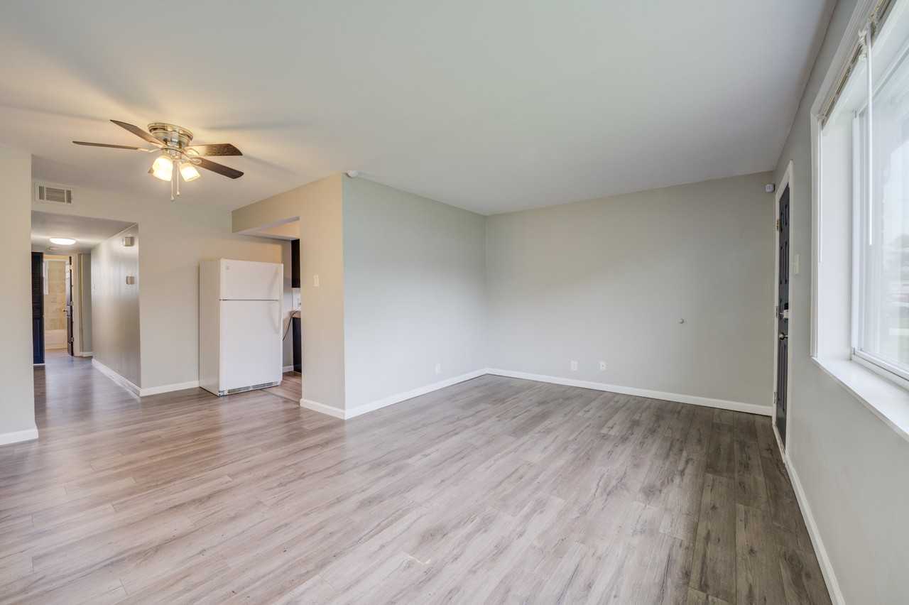 10742 Tropic Dr - Photo 4 of 11