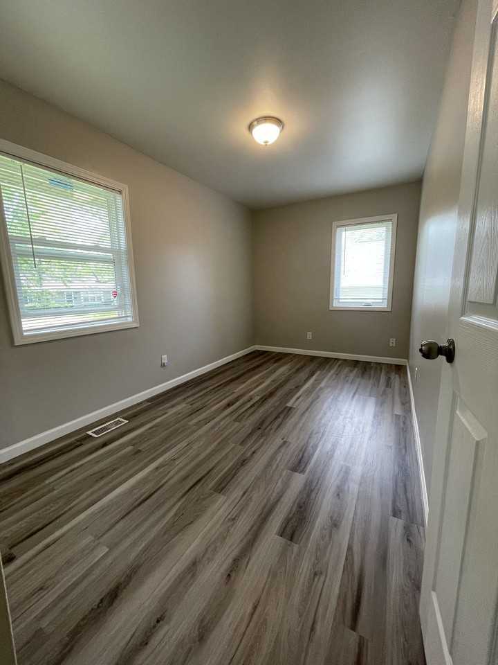 2804 E Illinois St - Photo 7 of 12