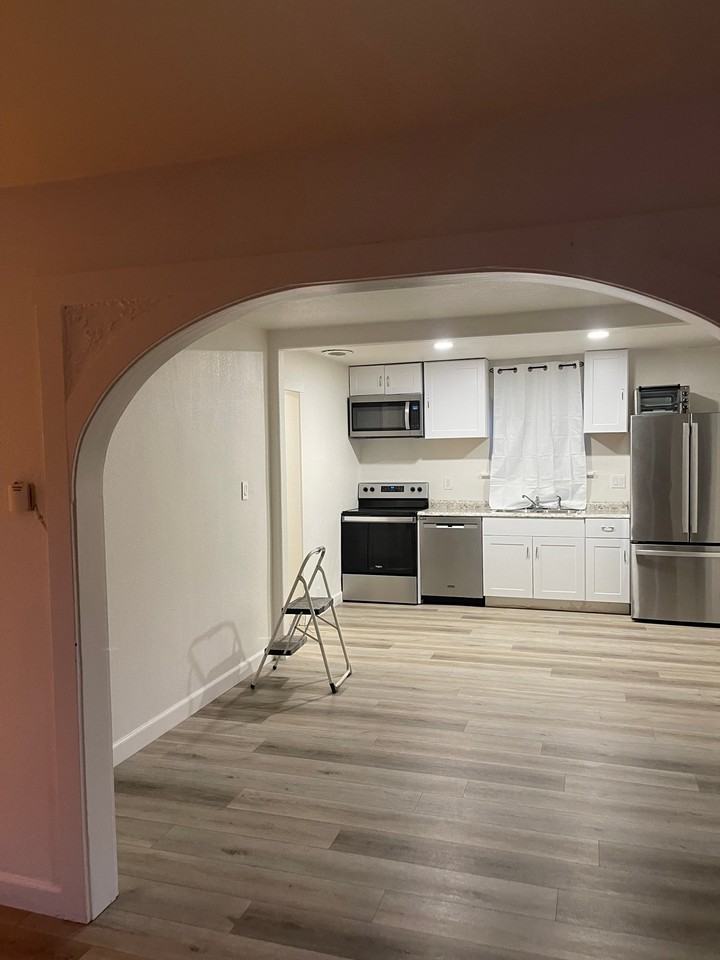 210 Reno Ave - Photo 3 of 14