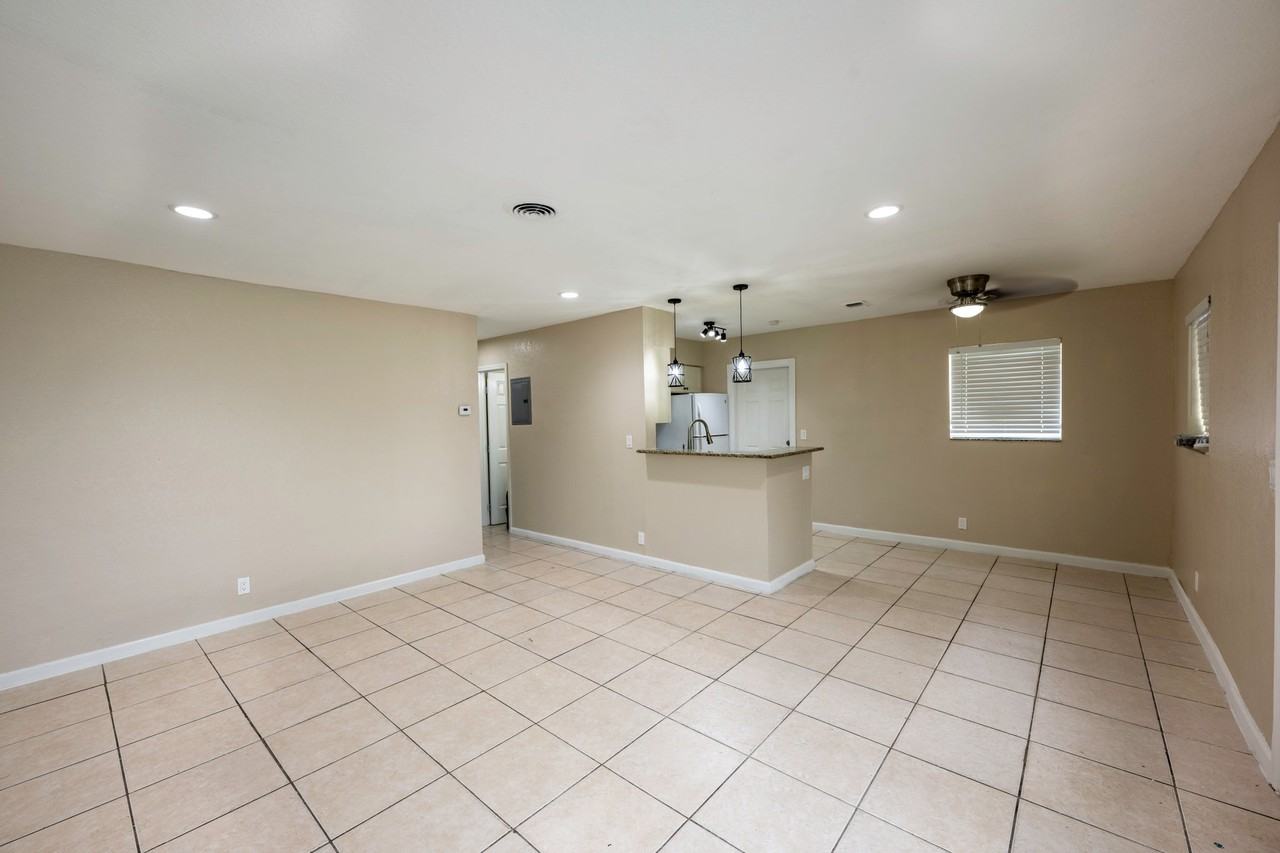 131 Nwstreet - Photo 3 of 15