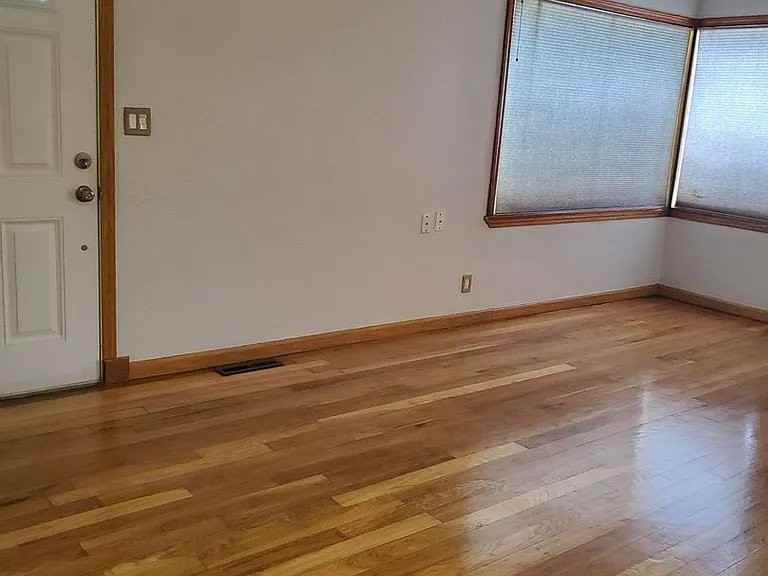 224 E Graves Rd - Photo 2 of 20