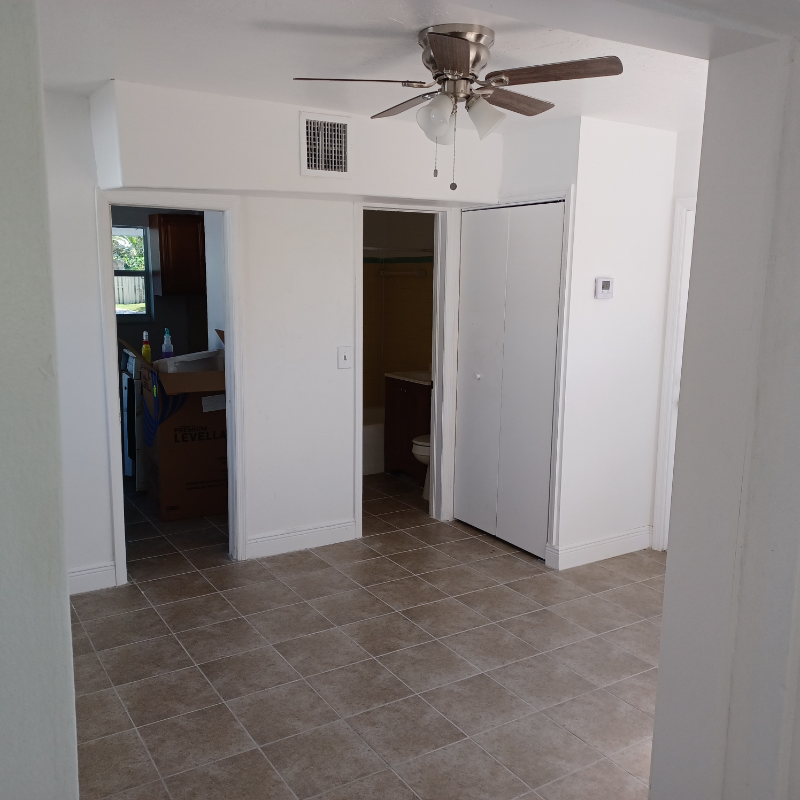 618 58th St #A - Photo 3 of 7