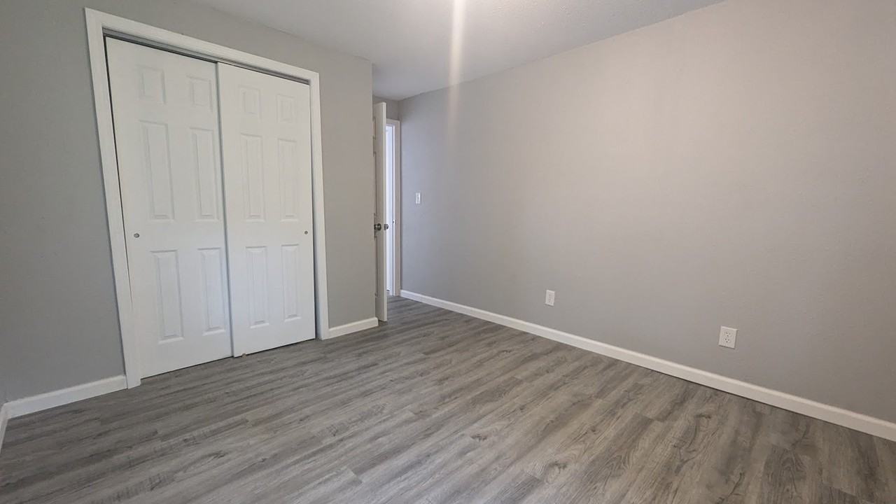 520 S Barrett Ave #520 - Photo 3 of 8