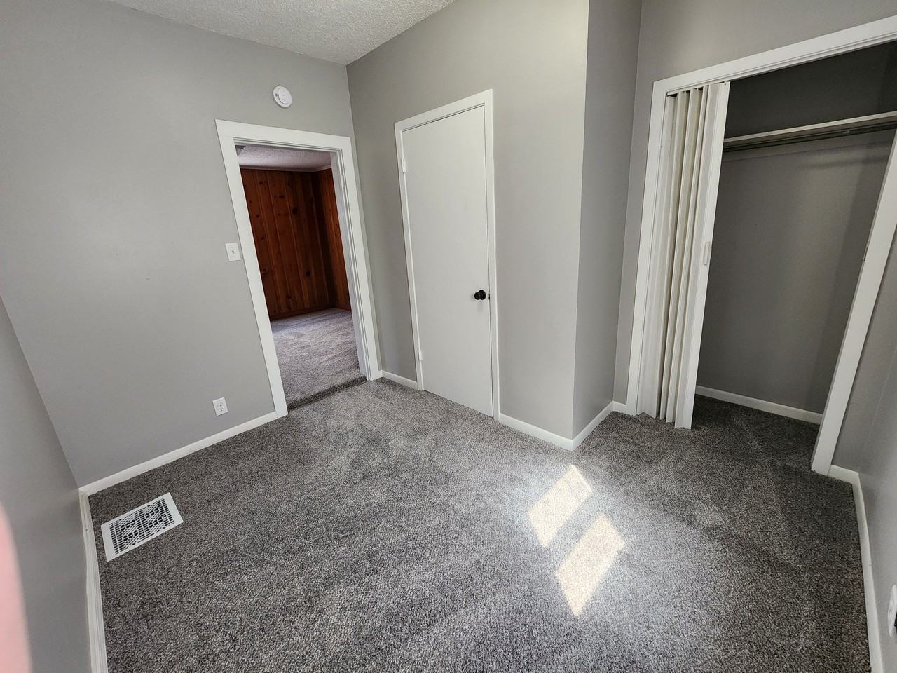 1012 E 15th St - Photo 2 of 11