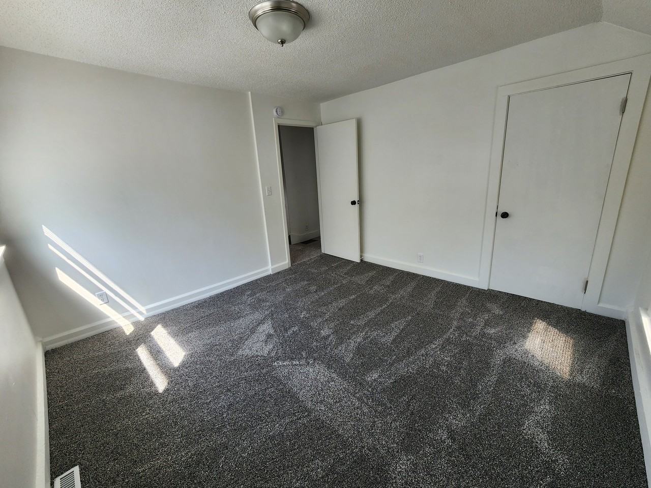 1012 E 15th St - Photo 3 of 11