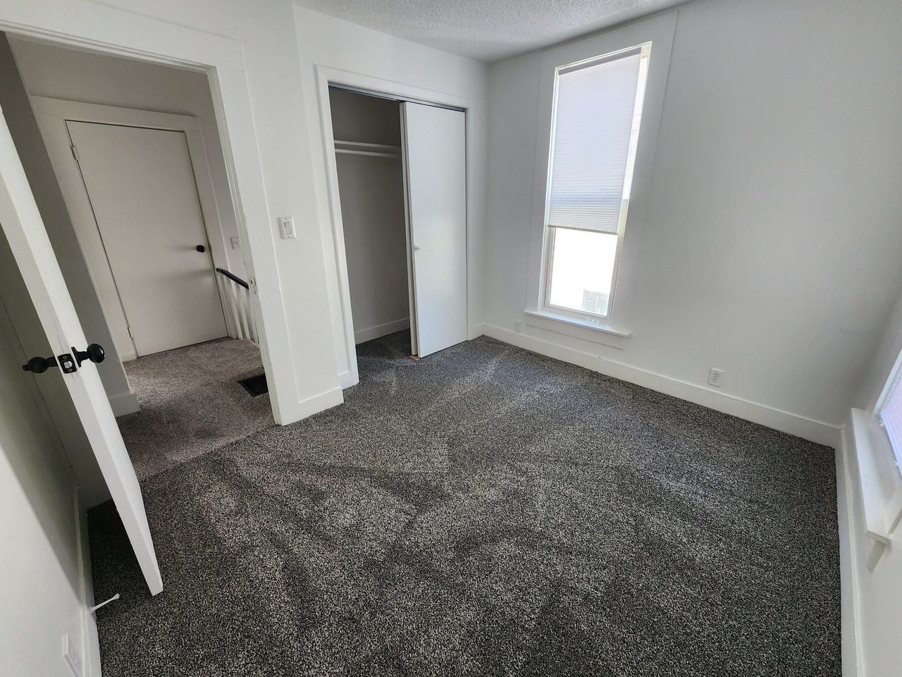 1012 E 15th St - Photo 5 of 11