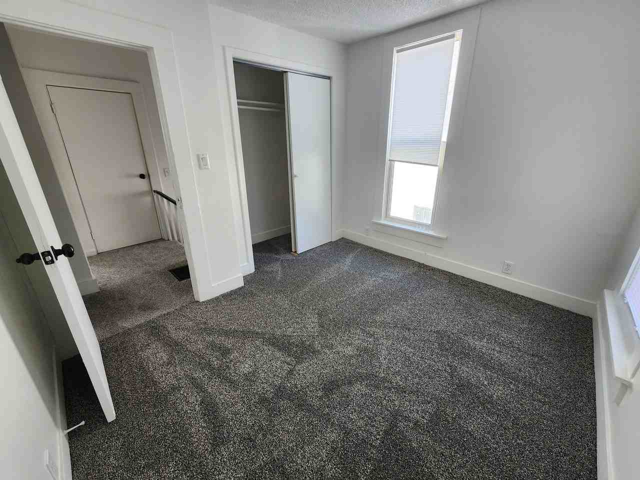 1012 E 15th St - Photo 6 of 11
