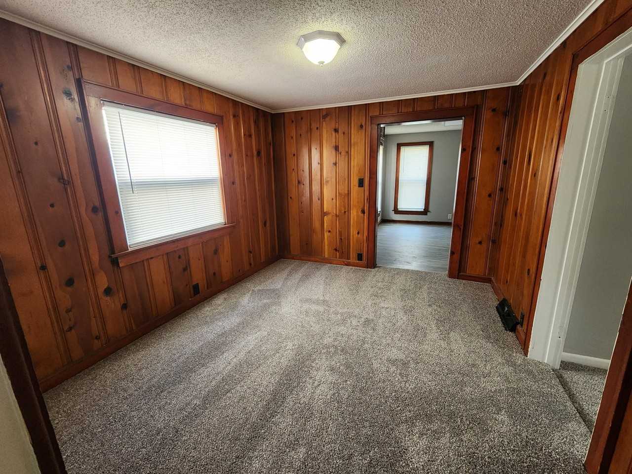 1012 E 15th St - Photo 7 of 11