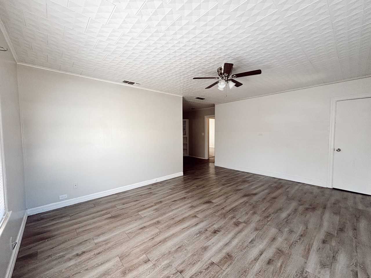 1915 26th St - Photo 3 of 12