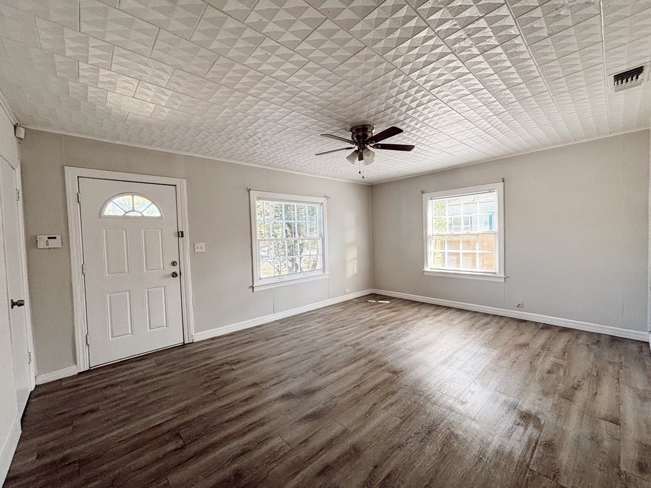 1915 26th St - Photo 4 of 12