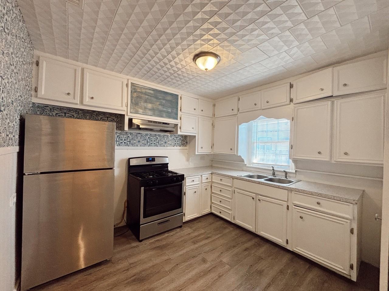 1915 26th St - Photo 7 of 12