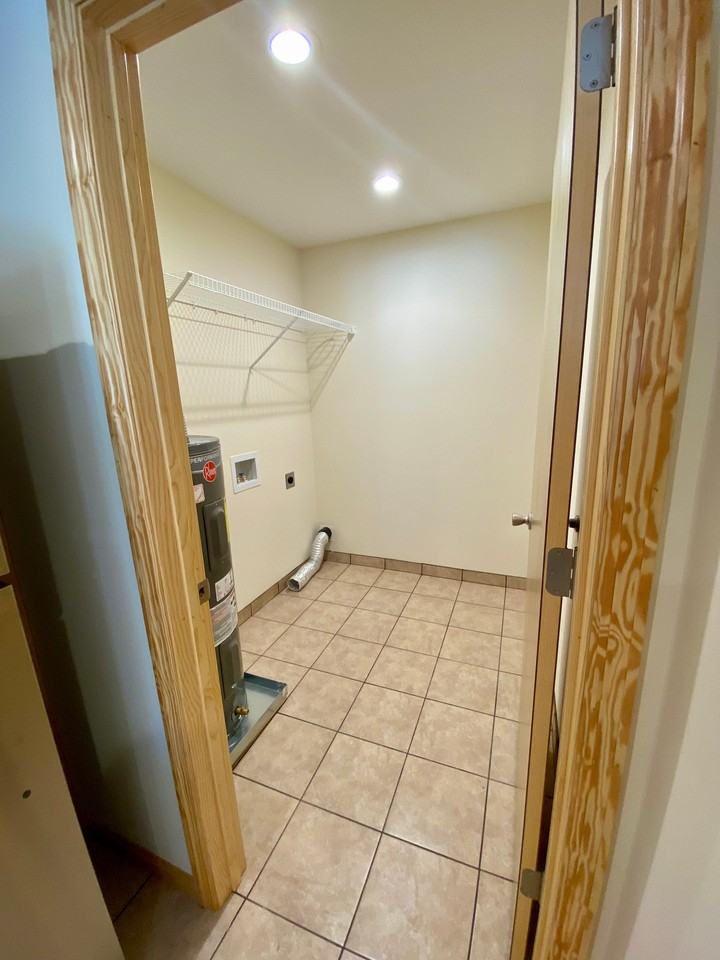 814 S Spring St #3 - Photo 6 of 10