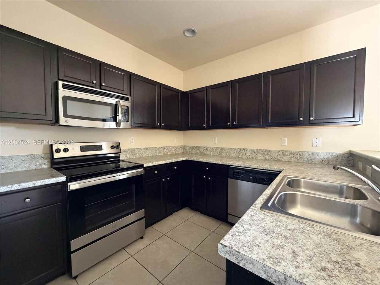 544 Se 32nd Ave - Photo 5 of 11