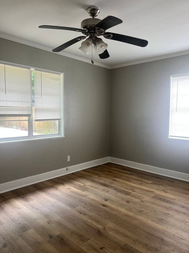 1775 Vaughn St - Photo 3 of 3