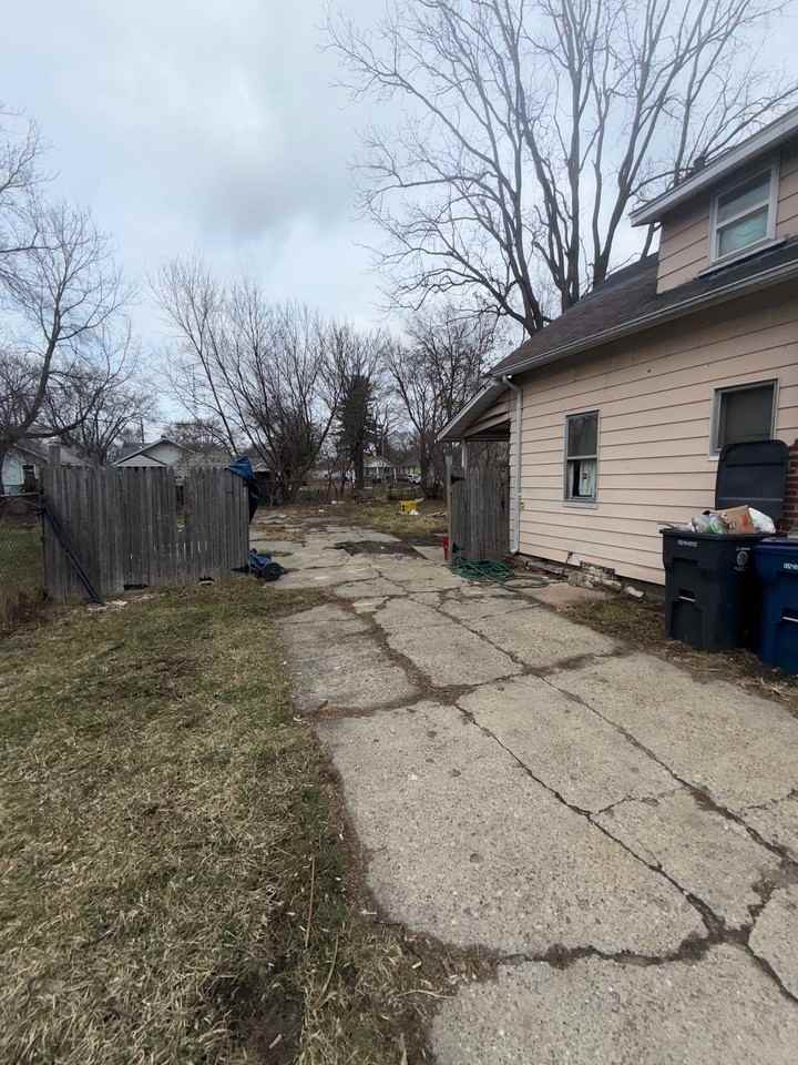 1218 Pinehurst Ave - Photo 3 of 19