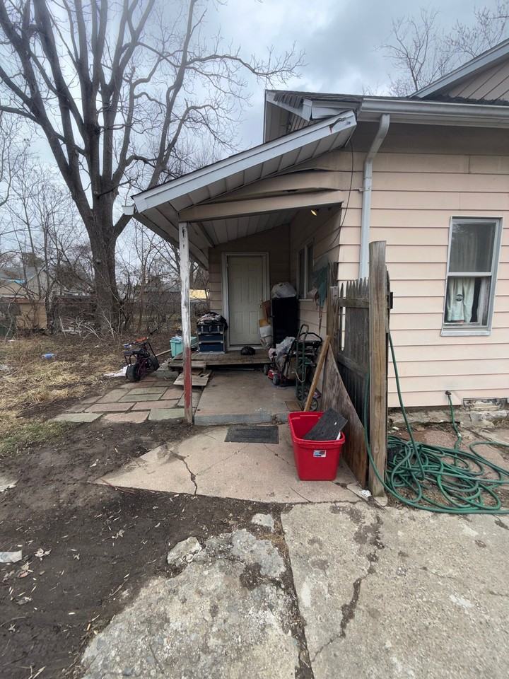 1218 Pinehurst Ave - Photo 4 of 19