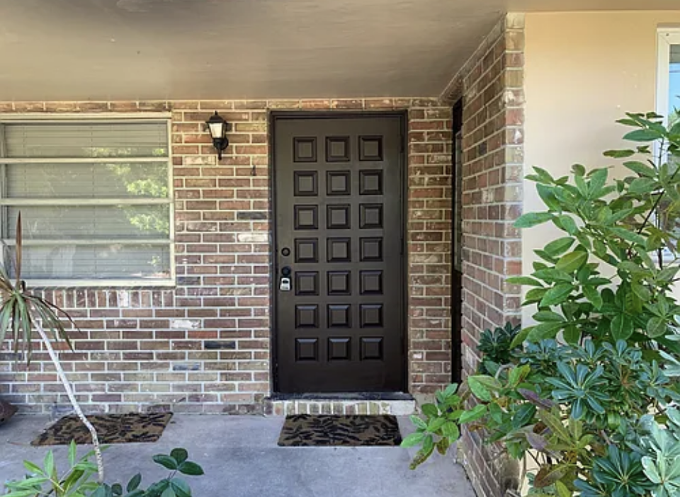 1117 Ne 10th St #4 - Photo 2 of 7