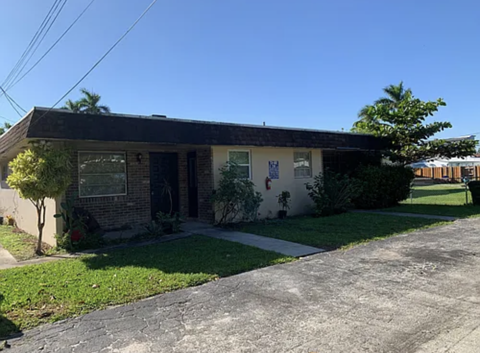 1117 Ne 10th St #4 - Photo 3 of 7