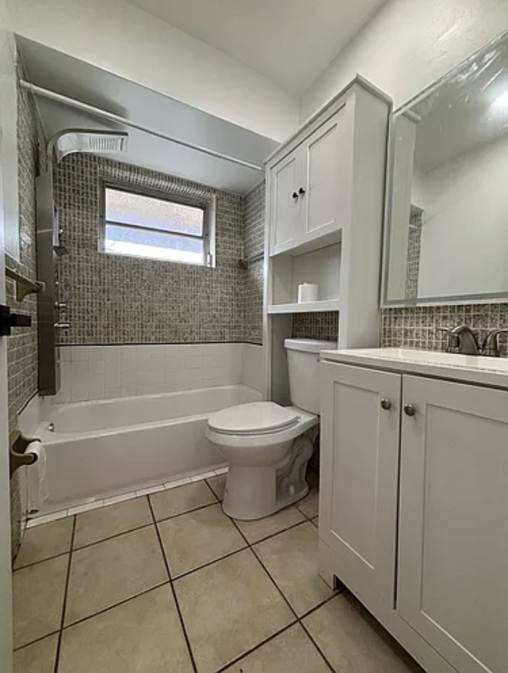 1117 Ne 10th St #4 - Photo 4 of 7