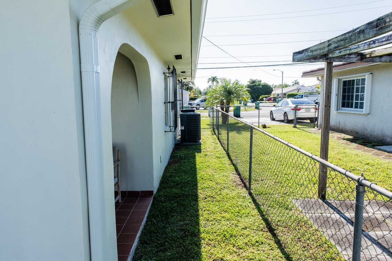 1022 Sw 84th Ave #NA - Photo 3 of 26