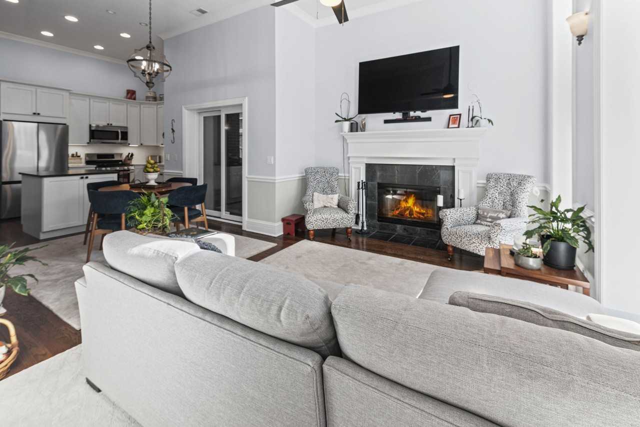 922 W Dakin St #1 - Photo 3 of 15