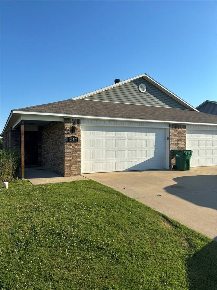 227 E Anabranch Ct