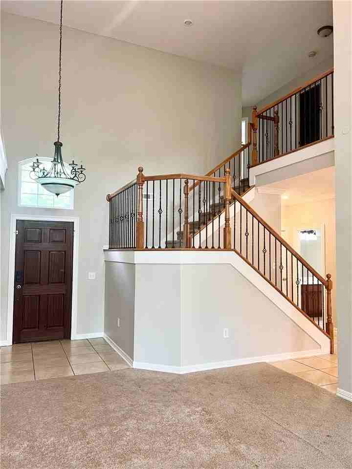 564 S Pierremont Dr - Photo 3 of 16