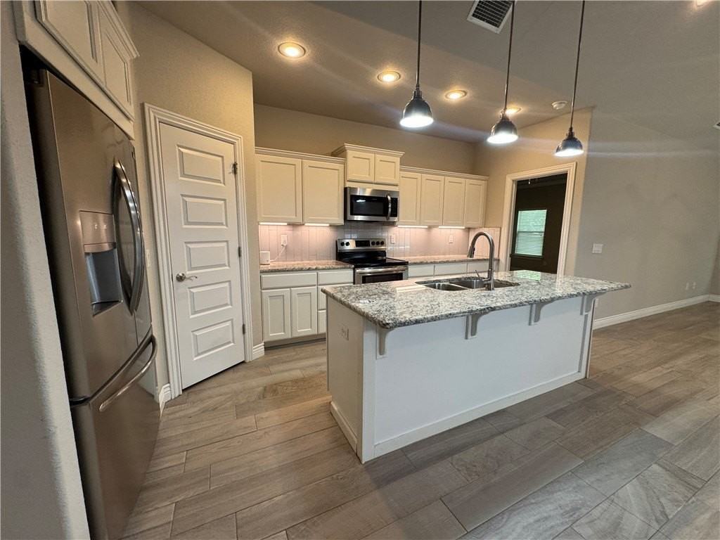 1800 Sw Riverstone Rd - Photo 6 of 29