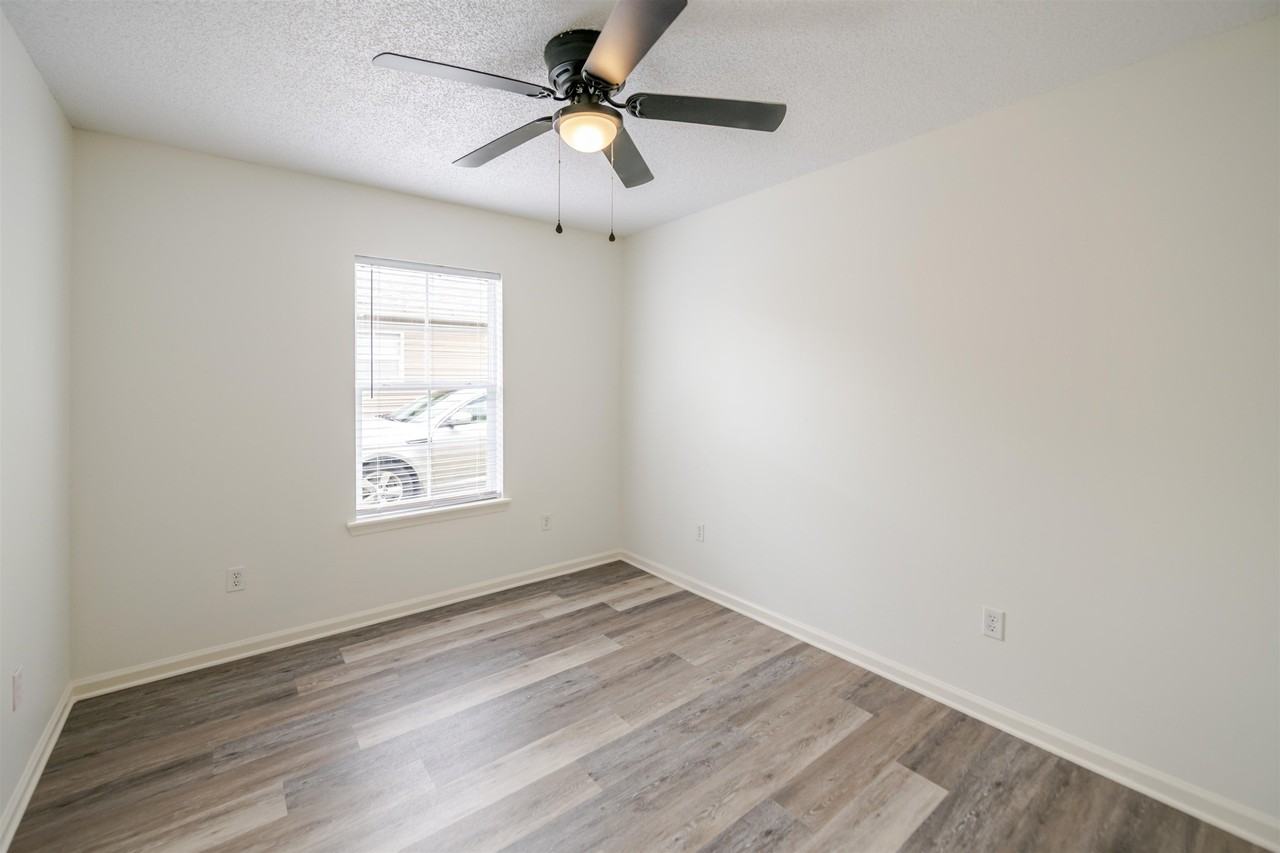 261 Bon Jovi Blvd - Photo 7 of 14