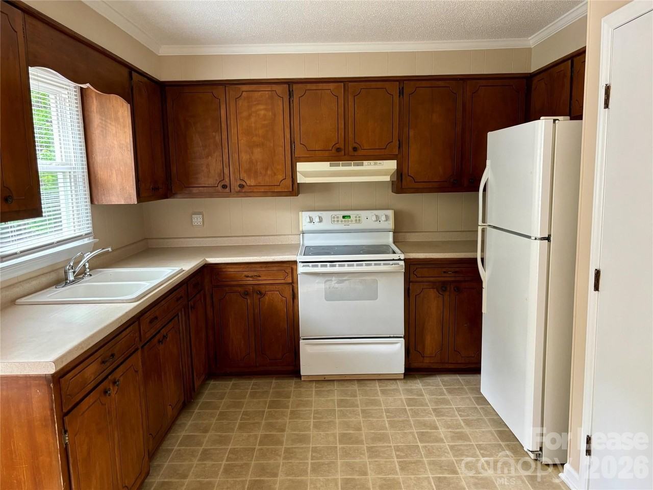 1388 Roundtree Ln #121 - Photo 4 of 7