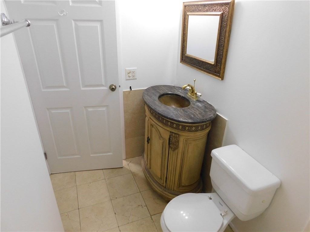 557 7th Pl - Photo 4 of 12