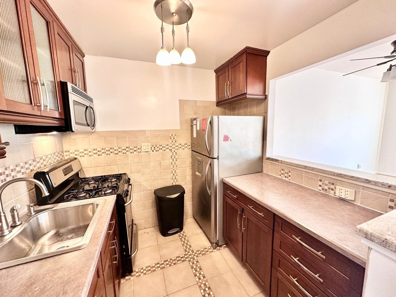 657 Warren St Apt 2b - Photo 4 of 15