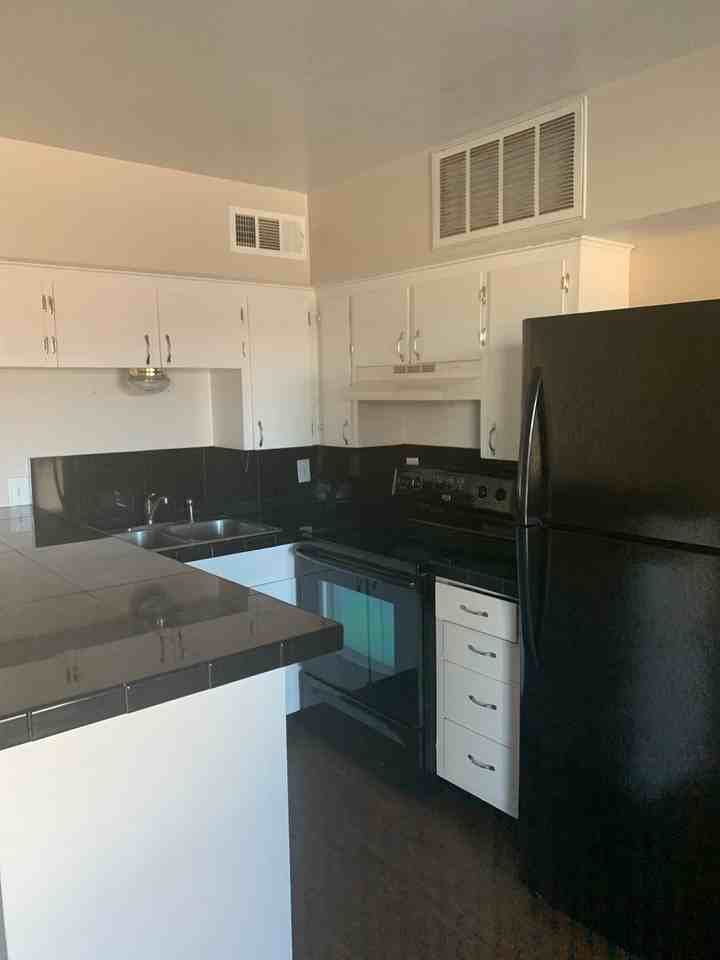 304 Smith St - Photo 3 of 10